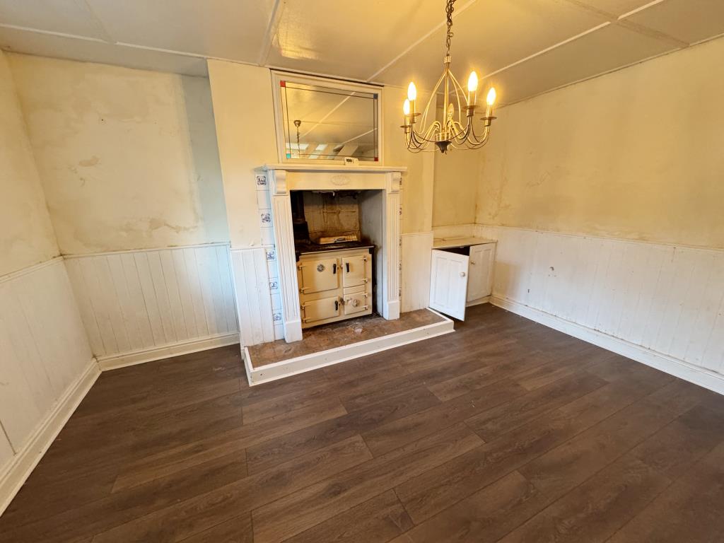 Lot: 122 - SEMI-DETACHED HOUSE FOR IMPROVEMENT - Dining room